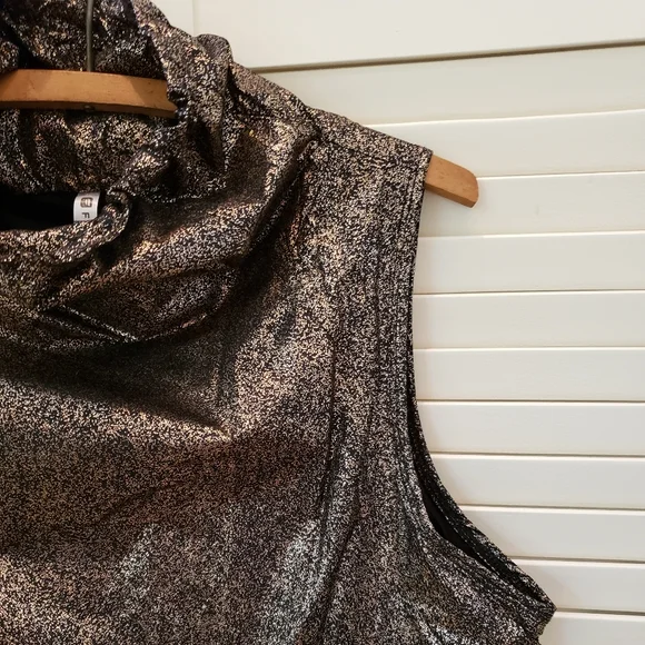 ⭐FABLETICS | Liora Metallic Athletic Ripstop Cowl Neck Kangaroo Pocket Vest - Picture 3 of 16